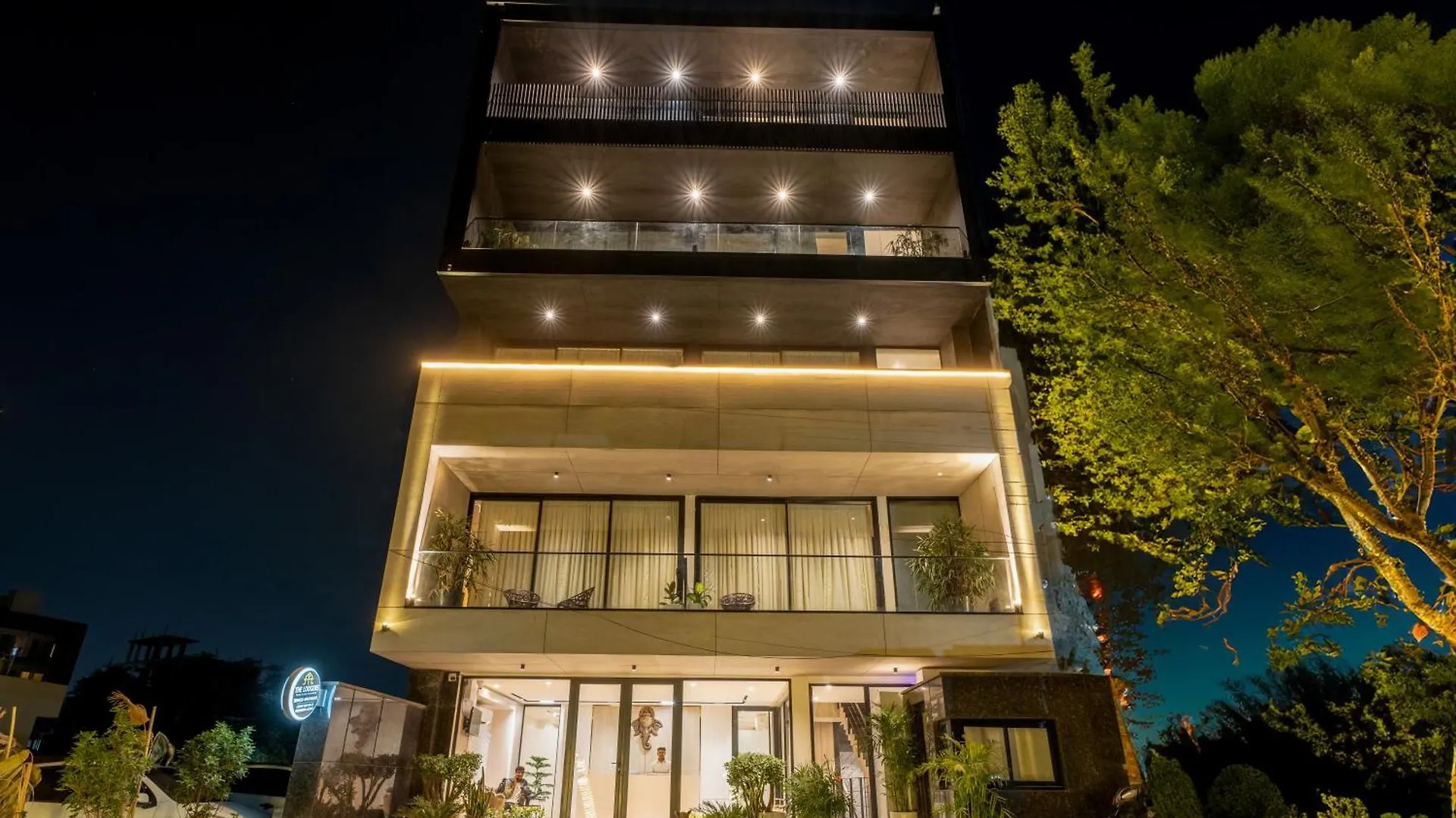 The Lodgers Luxury Hotel Near Golf Course Road Gurgaon
