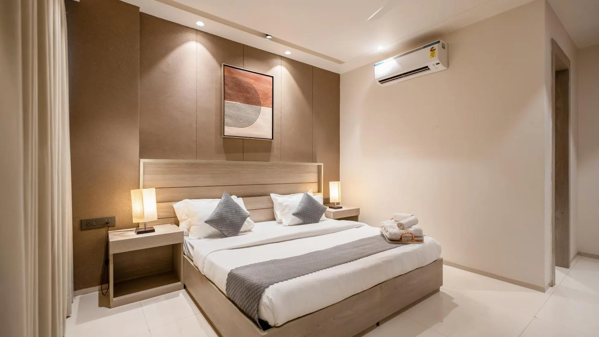 The Lodgers Luxury Hotel Near Golf Course Road Gurgaon