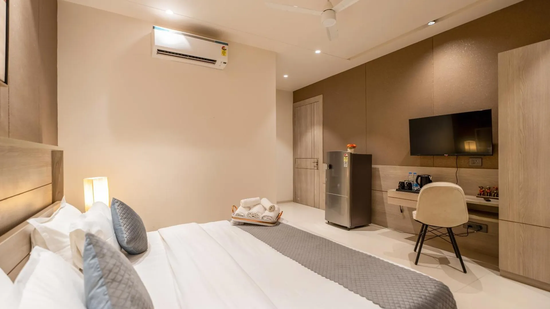 The Lodgers Luxury Hotel Near Golf Course Road Gurgaon