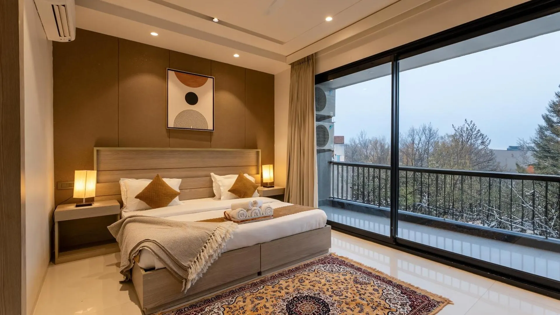 The Lodgers Luxury Hotel Near Golf Course Road Gurgaon