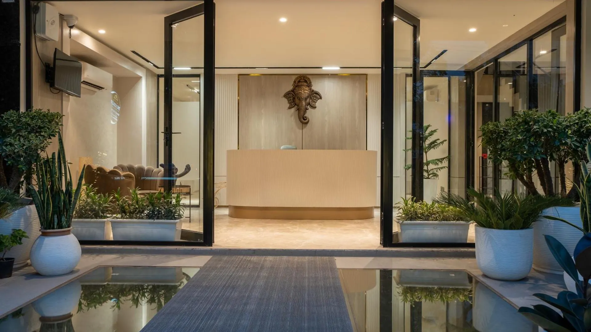 The Lodgers Luxury Hotel Near Golf Course Road Gurgaon 4*,  India